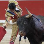 Derechazo de Paulita al tercero de la tarde de Dolores Aguirre
