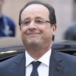 François Hollande, sonríe a su llegada a la cumbre de líderes de la Unión Europea (UE) que se celebra en Bruselas (Bélgica)
