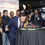 Juan Peña sopla las velas de su 35 cumpleaños