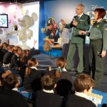 Mandos de la Guardia Civil durante la charla informativa con los personajes de dibujos animados del Club Penguin de Disney
