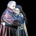 Plácido Domingo y Guanqun Yu, como Amelia