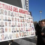 Familiares de las víctimas se concentran en la puerta del Juzgado de lo Social de Sevilla