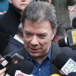 El presidente colombiano, Juan Manuel Santos, habla con los medios.