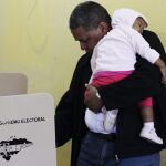 Un hombre vota en la capital hondureña