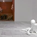 La escultura «The New Beetle», de Charles Ray (2006), con la instalación «Chambre 202. Hôtel de Pavot», de Dorothea Tanning (1970) al fondo