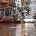 Vehículos atrapados en Santa Cruz de Tenerife a consecuencia de la tromba de agua que ha caído en las últimas horas.