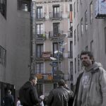 A la derecha, cartel promocional del «crowfunding» y vistas del campanario desde fuera y desde dentro