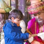 Tras el anuncio de las nuevas características de la cabalgata de los Reyes Magos, el paje Gregori recibió a los primeros niños que no perdieron la oportunidad de entregarle en persona sus cartas de regalos