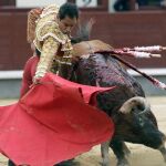 Derechazo del colombiano Luis Bolívar al encastado segundo de Baltasar Ibán