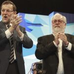 El presidente del Gobierno, Mariano Rajoy (2ºi), junto a Alicia Sánchez-Camacho (i), Miquel Árias Cañete y Santiago Fisas.