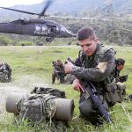 Las FARC siempre han negado que usen la droga para enriquecerse. En la imagen, un soldado en una ofensiva contra la guerrilla