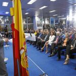 El invitado se dirige a los presentes durante su discurso en la sede de LA RAZÓN
