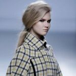 Una modelo luce una creación de Teresa Helbig