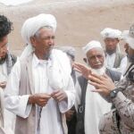 Un convoy de militares españoles conversa con las autoridades de Qala i Naw en agosto de 2013