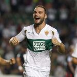 El defensa del Elche David Lombán (c) celebra su gol ante el Granada