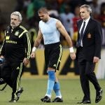 Momento en el que Victor Valdes abandona el césped del Soccer City tras romperse el gemelo