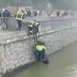 Momento en que la policía sacaba el cuerpo del hincha del Dépor del Manzanares.