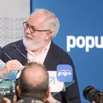 «Satisfacción». Miguel Arias Cañete compareció junto a María Dolores de Cospedal para confirmar los resultados obtenidos. «Satisfacción» fue la palabra que más repitió el candidato, quien aseguró que «hemos cumplido». Para Cospedal, los resultados son una «buena noticia»
