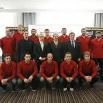Jugadores y directivos de la Federación posan hoy en Madrid