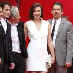 Almereyda posa con Milla Jovovich, Ethan Hawke, John Leguizamo y Anton Yelchin
