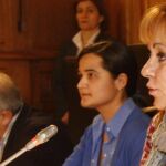 Fotografía cedida a EFE por Diario de León, tomada el 29 de enero de 2010, en la que aparece junto a Isabel Carrasco (d) una de las detenidas por su asesinato, Montserrat Triana Martínez González (2ªd), en la firma de un convenio con municipios sobre el apagón analógico de la TDT.