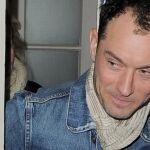 Jude Law, a su salida del Teatro de Londres.