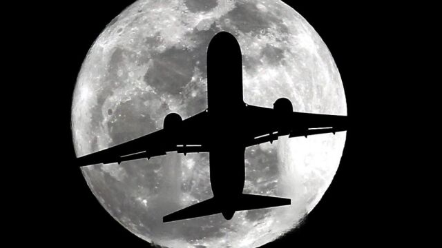 Un avión despega del aeropuerto de Los Ángeles