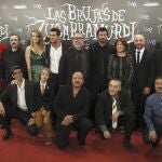 El director de cine Alex de la Iglesia, junto al elenco de actores
