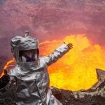 El «selfie» de un presentador dentro de un volcán activo