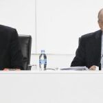 El presidente de Repsol, Antonio Brufau junto al presidente de CaixaBank, Isidro Fainé en la Junta General de Accionistas de la petrolera