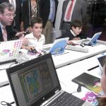 El consejero de Fomento y Medio Ambiente, Antonio Silván, junto a un grupo de jóvenes en uno de los «Espacios CyL Digital» que existen en nuestra Comunidad