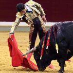 Derechazo de Paco Ureña, que se ganó ayer la sustitución de esta tarde de Enrique Ponce