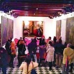 Las visitas recorren la iglesia de San Jorge y varias estancias de la institución, como la biblioteca o la sala capitular