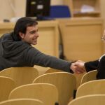 Asier Badiola (izquierda), saluda a otro etarra durante un juicio en la Audiencia Nacional en 2013