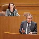 José Antonio de Santiago-Juárez durante su intervención en las Cortes. Al fondo, María Josefa García Cirac