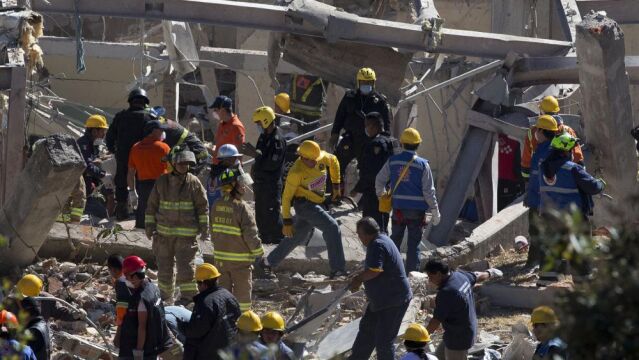 Los servicios de emergencia buscan supervivientes entre los escombros