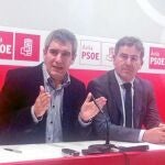 El secretario regional del PSOE, Julio Villarrubia, atiende a los medios en compañía del líder provincial de Ávila, Tomás Blanco