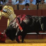 Esaú Fernández arranca la primera oreja de la Feria de Abril
