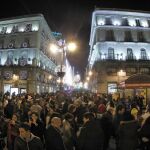 Multitud de personas abarrotan esta tarde la madrileña Puerta del Sol