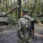 Un separatista prorruso del batallón de Vostok frente a tanques rusos T-64 tanks en Donetsk