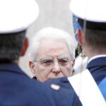 El nuevo presidente dimitió por no estar de acuerdo con lo que hacía el Gobierno del que formaba parte. En 1990, dejó el Ministerio de Educación cuando el primer ministro, Andreotti, aprobó una ley que permitió la eclosión empresarial de Berlusconi.