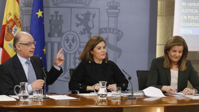 Soraya Sáenz de Santamaría, junto a Fátima Báñez, durante la rueda de prensa posterior a la reunión del Consejo de Ministros.