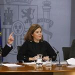 Soraya Sáenz de Santamaría, junto a Fátima Báñez, durante la rueda de prensa posterior a la reunión del Consejo de Ministros.