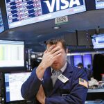 Un bróker de Wall Street se lleva las manos a la cabeza en la sesión del viernes