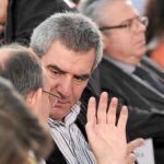 Julio Villarrubia dialoga con Mario Bedera durante el Comité Federal celebrado en Madrid
