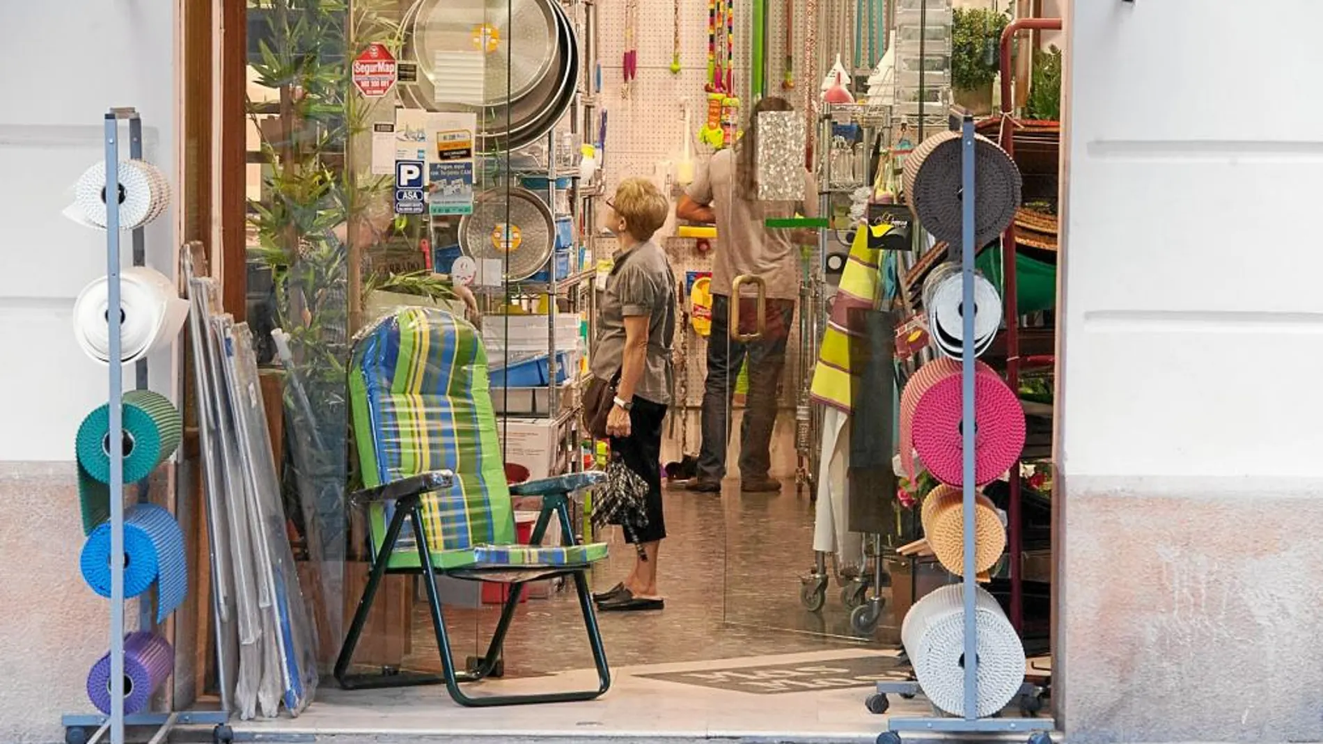 La mayoría de pequeños comercios del centro creen que no les compensa abrir en domingos y festivos