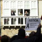 Vecinos de Arrasate observan a los Miembros de la Asociación de Víctimas del Terrorismo (AVT), que participan en un acto celebrado en la localidad guipuzcoana de Arrasate, en homenaje a las víctimas de ETA.