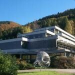 Instituto de Investigación Matemática de Oberwolfach, con la escultura de la superficie de Boy