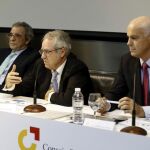 El director de inversiones del Banco Santander, Jose Manuel Campa (d); el director general del CEC, Fernando Casado (c) y el presidente de Telefónica y presidente del CEC, César Alierta (i) durante la presentación hoy del informe "España 2018".