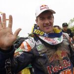 El piloto español Marc Coma del equipo Red Bull KTM Factory Rally celebra con su equipo la victoria en el Dakar 2015